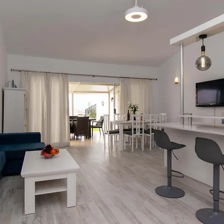 Apartamento Flores 6 - Three Bed Playa Feñabe