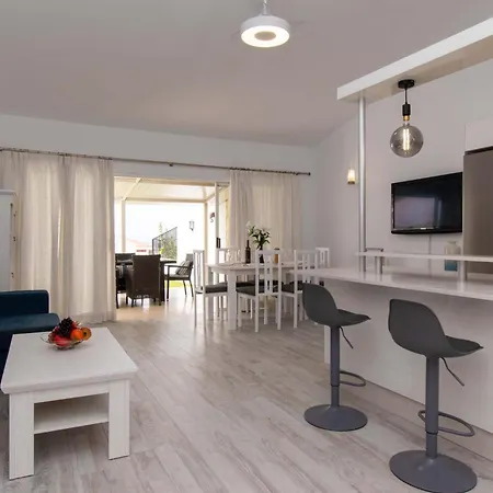 Flores 6 - Three Bed